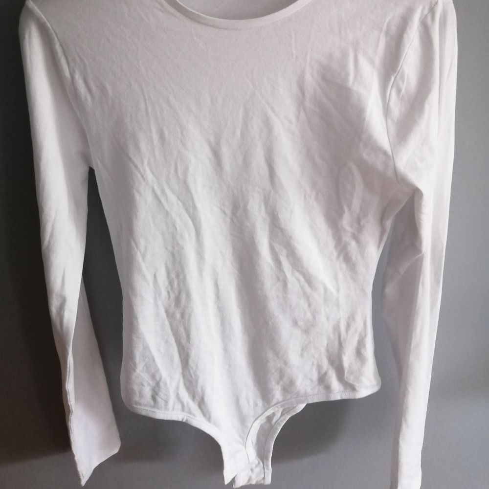 Vit, långärmad body från Boho tall säljs eftersom den inte används. Bara använd en gång. 95 kr inkl frakt. T-shirts.