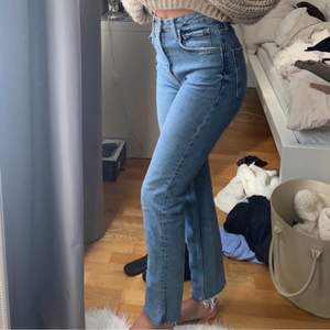 Ett par lite tajtare jeans från Zara.com som jag säljer då dem är lite för korta för just min smak. Slits på varje sida som jag själv gjort. Säljer för 80kr i st 32. 