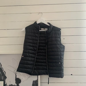 Väst från mango  - Oanvänd väst från mango, storlek S, jag är 165 cm lång