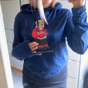 Polo Bear hoodie - Säljer min Ralph Lauren hoodie i storlek S. Den är i bra skick och endast använd ett fåtal gånger. Säljer den pågrund av att den inte kommer till användning. Nypris: 1200 mitt pris:400