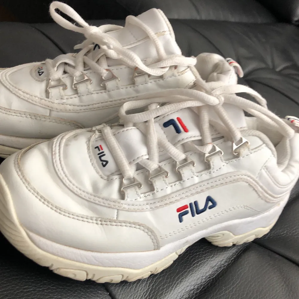 Säljer vita fula skor på grund utav att dem inte passar längre men dem är i bra skick och super sköna att ha på sig! Skorna är i storlek 37. . Skor.
