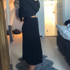 Stickat det från NA-KD - super fint stickat set från NA-KD. Xs i kjol S i tröja. Stickat material. Sparsamt använt. 