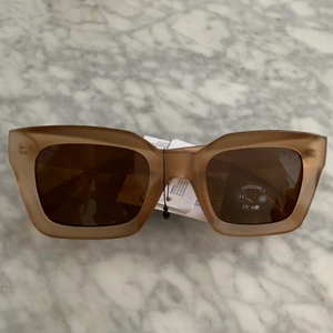 SVNX solgalsögon chimi - As snygga solglasögon från SVNX som är i fin brun matt färg! Frakten ingår i priset :)