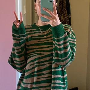 Zebra stickad tröja  - Storlek 40(?) 150 eller bud 