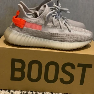 Yeezy tail light - Helt nya yeezys. Storlek US 6.5. Kvitto finns. Kan fraktas på köparens bekostnad.