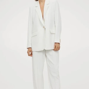 Vit kavaj - Snygg vit kavaj som endast är använd vid ett tillfälle! I storlek 36🤍fraktar spårbar frakt!!! Från h&m