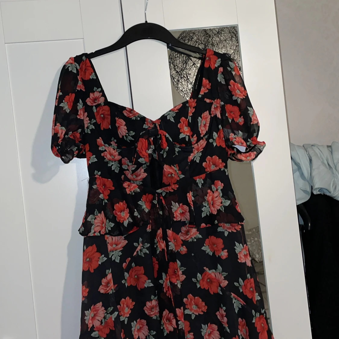 Jätte fin somrig klänning med rosor