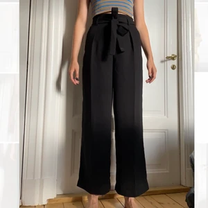 Svart byxa med knytning - Bra kvalitet och använd bara en gång.