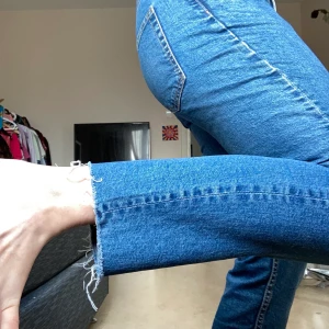 Jeans!! - Säljer dessa skitsnygga jeans som tyvärr är för små på mig😭 Köparen står för frakten.