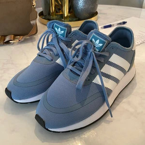 Adidas skor - Adidas skor storlek 40, aldrig använt. 