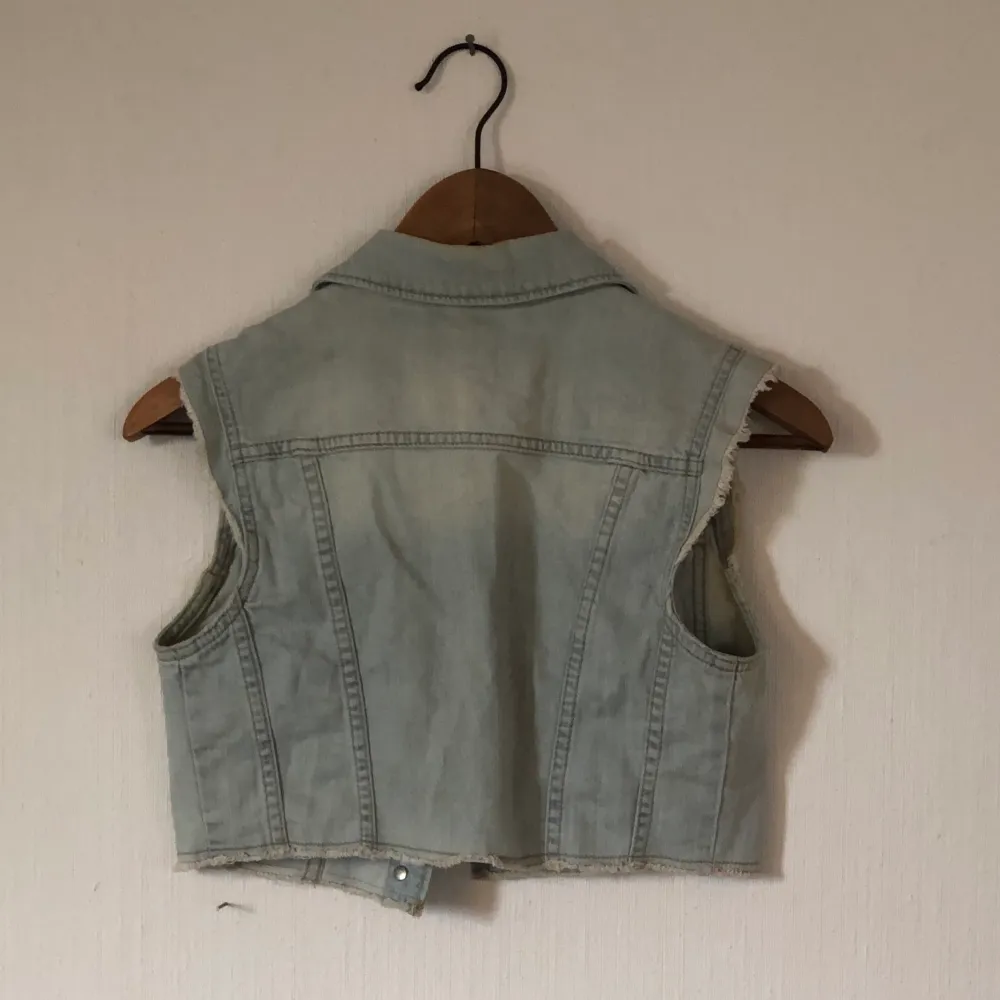 Svincool kortärmad jeansjacka från topshop. Storlek 34. Köparen står för frakten! . Jackor.