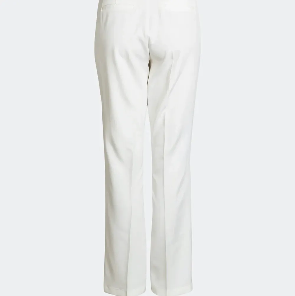 Vita kostymbyxor från bikbok. Storlek 34 i modellen ”vilma” knappt använda så precis som nya!. Jeans & Byxor.
