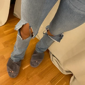 Bootcut jeans  - Snygga bootcut jeans från Gina tricot i strl S. Hålen är egenklippta och ganska stora som ni ser. Andra bilden är lite mörk så bilden ger inte en rättvis bild av jeansen, första jilden är närmare. Jag är 165 och de passar mig i längden ( lite långa men med höga skor passar de)💖 skriv för fler bilder!!