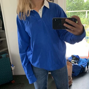 JÄTTEFIN BLÅ TRÖJA - Säljer min JÄTTEFINA blåa tröja i storlek M🥰🥰.        Buda i kommentarerna❤️OM MÅNGA INTRESSERADE STARTAR JAG BUDGIVNING!!