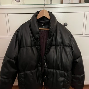 Puffjacka i läder - Oversized puffjacka som är i väldigt bra skick men bara har hängt i garderoben :( kan skicka fler bilder