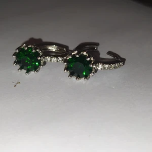 Vackra gröna örhängen - Ej äkta! Inte min stil så har knappt använt dem. Frakt 12:-