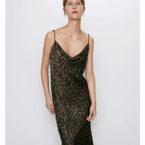 Strappy klänning zara - Klänning från zara med animalprint.