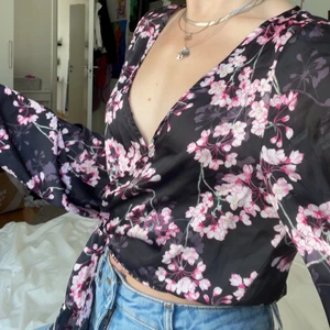 Blus  - Drömmigaste blusen! Satin men små rosa blommor på sig! Säljer pga har inte plats i garderoben! Man knyter blusen i ena sidan! Skriv för bättre bilder❤️ frakt tillkommer