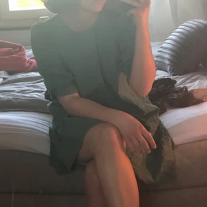 Grön klänning - En jättefin grön klänning som jag inte får användning för. Köpt på monki och helt ny har inte använt en ända gång. Kan mötas annars frakt tillkommer på priser🌞