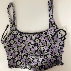 Kort blommig top - Säljer denna fina, helt oanvända toppen från zara