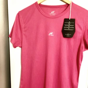 Träningströja - Helt ny strl S från PRO touch . Dry plus Eco teknologi som håller dej torr . Nypris 249kr