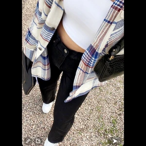 Raka jeans  - Säljer mina Dr denim jeans som köptes i höstas för 600 kr, mitt pris 250 kr eftersom dem endast använts vid ett tillfälle. Ser som nya ut och strl 28,32 passar mig som brukar ha 36&38