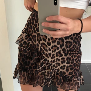 Leopardkjol - Säljer min kjol med leopardmönster från Nelly.com, då den inte riktigt sitter som jag vill. Storleken är S, men jag som är M kan ha den. Säljer för 100kr + frakt🤍