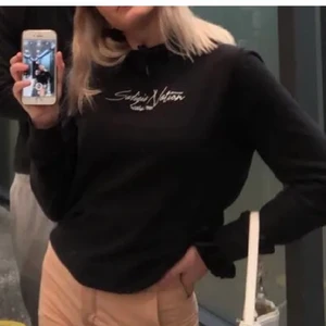 Hoodie med tryck - En tröja köpt på lager 157 tror jag! Toppskick å as mysig men använder tyvärr inte den så mycket. Frakt 66kr och är då spårbar!