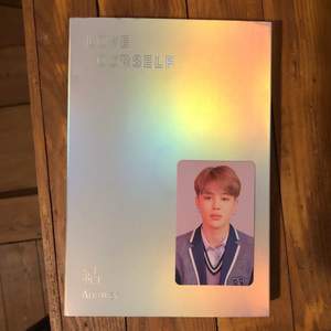 love yourself answer av bts, version L. tillkommer med allt förutom affisch och klistermärken. har tyvärr några repor på omslaget men annars är albumet helt felfritt. CD-skivan har aldrig blivit spelad. säljer då jag inte är lika intresserad av bts längre