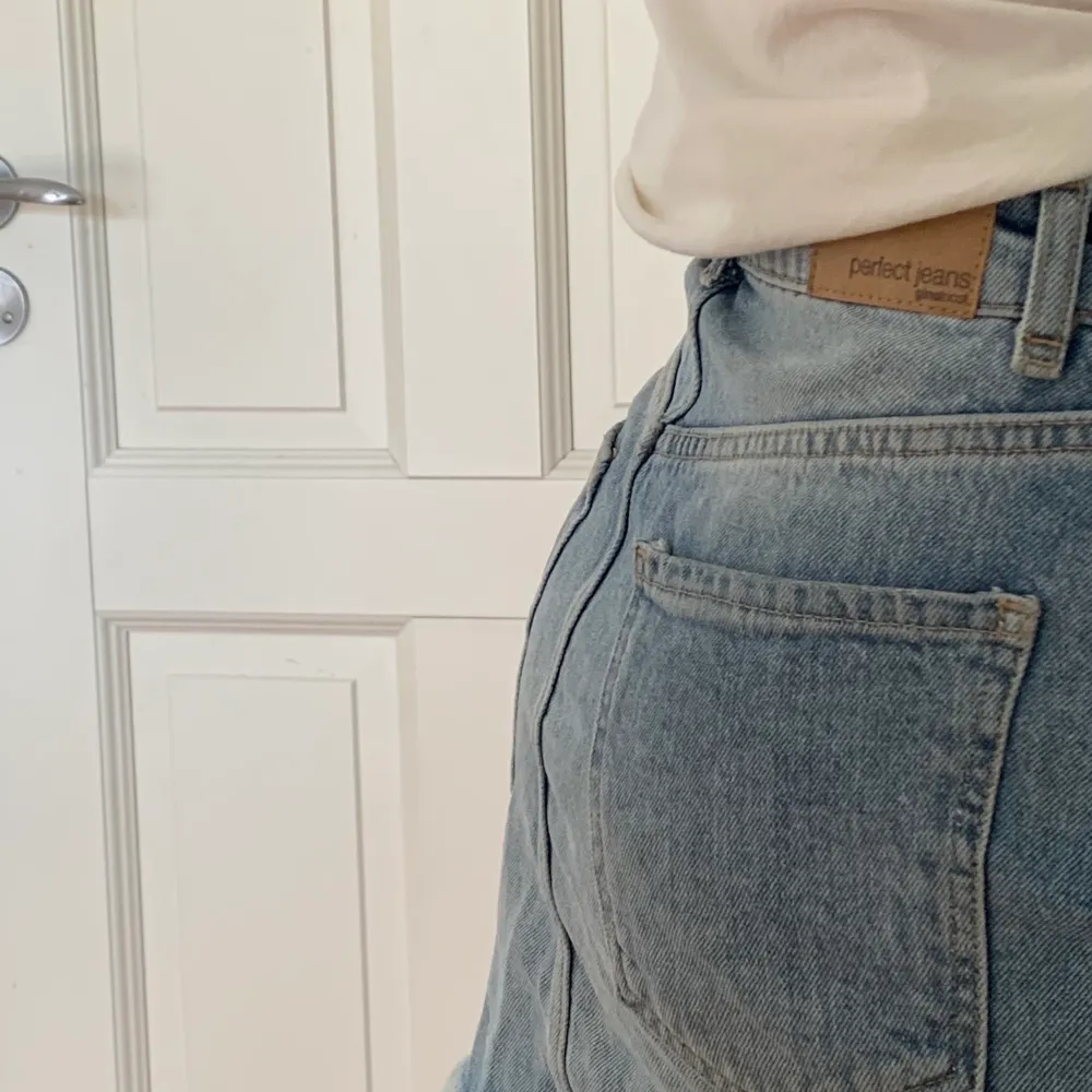 Snygg jeans kjol från Gina Tricot, säljs då den inte kommer till användning💙 . Kjolar.