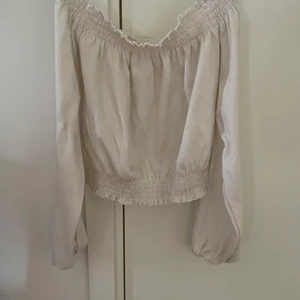 Vit topp använd fåtal gånger - Använd vid fåtal gånger offwhite färg och i storlek xs.