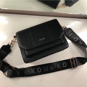 Väska🥰 - (Lånad bild men det är samma väska) Sjukt snygg väska från NAKD, Använd  ca 1-2 gånger! Orginal pris 399:- säljer för 160:- frakt tillkommer.🥰🥰