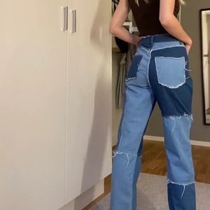 Coola jeans - Sjukt coola jeans ifrån SHEIN (tror dom e slutsålda men inte säker) liknar de från jaded london. Jättebra och bekvämt material. Knappt använda i storlek XS. Sitter som en smäck😍 buda från 150kr. Frakt tillkommer på 66kr. ❌Buda inte om du inte är helt säker på att du vill köpa!!❌