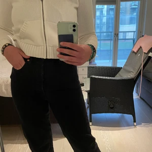 Levi’s Ribcage - Säljer nu mina ribcage jeans ifrån Levi’s. Supersnygga och sköna jeans som sitter superfint. Storlek 27 i midjan och längsta längden i benen. Sitter till anklarna på mig som är 175💕 Köptes för 1000kr. Köparen står för frakt