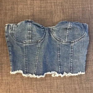 Jeans topp i strl S - En jätte fin jeans topp ifrån Gina Tricot men dragkedja och spänne bak till 