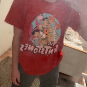 Pull and bear flinttstones  - Pull and bear flinttstones. Denna tröja är super söt. Använd Max 10 gånger. Frakten står köparen för . Kostade 170kr 