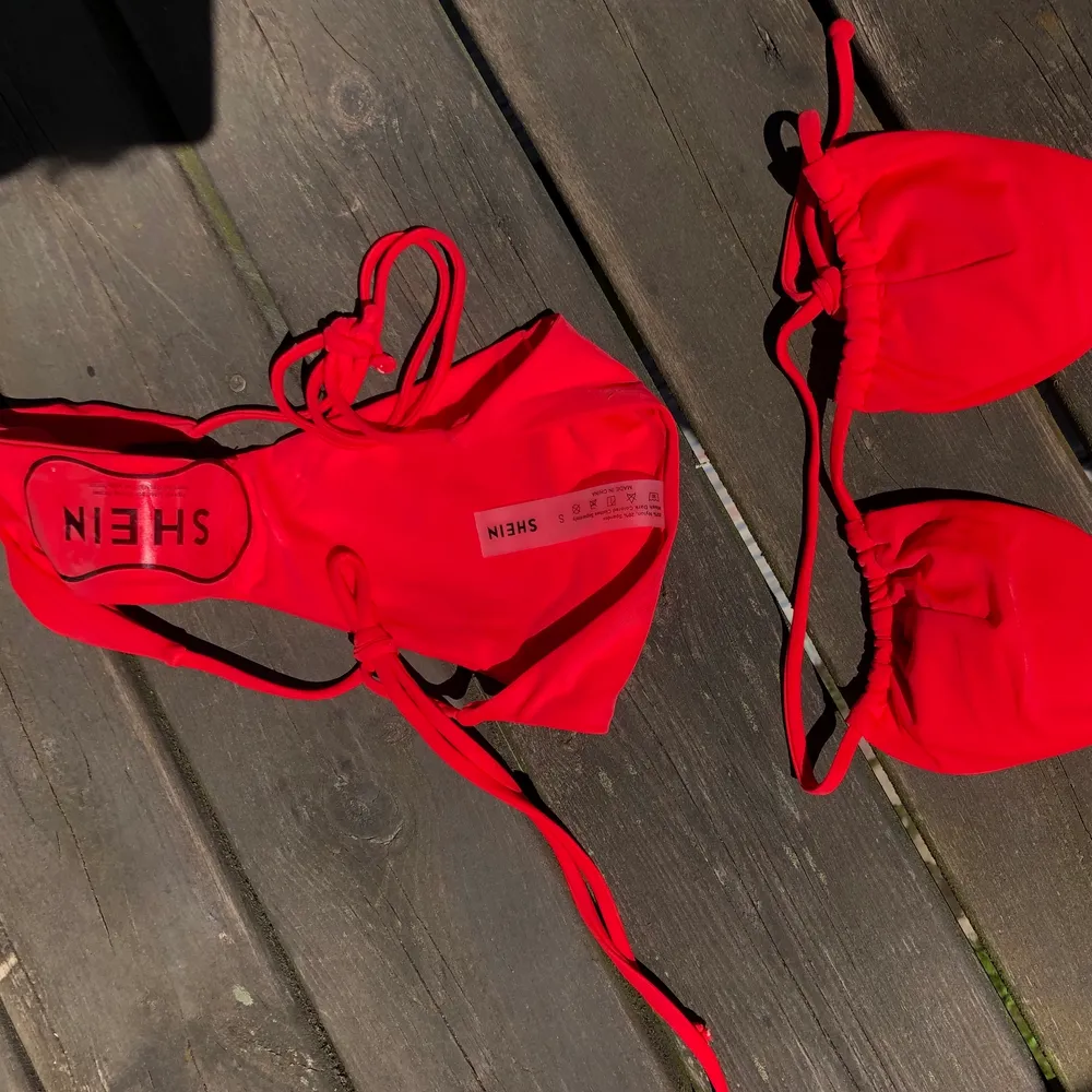 FELKÖP! Testar att sälja här innan jag skickar tillbaka. Röd bikini i jättebra material. Aldrig använd! Köpt för 89kr. Kom med prisförslag☀️. Övrigt.