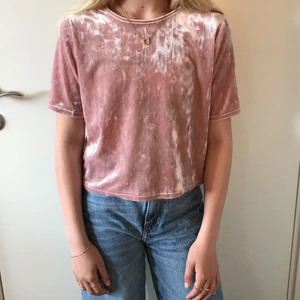 Rosa T-shirt från Hm - En rosa mjuk tröja från hm. Den är i storlek 146-152 men det funkar även attha om du har storlek xs-s. Tyget är en typ av samet och glänser. 