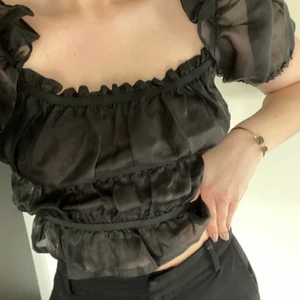 Svart fest topp  - Jätte fin svart fest topp! Kommer tyvärr ej till andvändning! Köparen står för frakten!💕 storlek s 