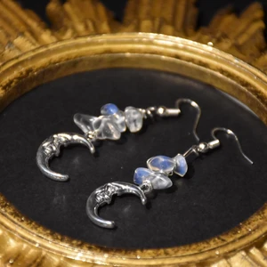 Örhänge måne - Örhängen med månar och äkta opalit. Det går att välja exakt vilka stenar man vill via min etsy! Krokarna är nickelfria. 