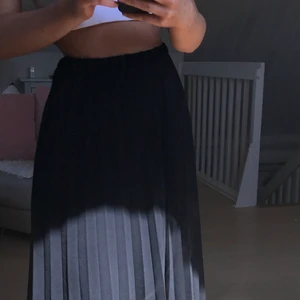 Veckad kjol BooHoo - Veckad kjol från Boohoo. Pris 80kr+ frakt💕 