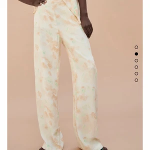 Mönstrade byxor - Ett par helt nya byxor från zara som jag har i både S och M, säljer då jag tappat bort kvittot 🤩🤩