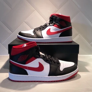 Air Jordan 1 Mid Gym Red  - Helt nya Jordan 1 Mid "Gym Red" i Storlek 42 ❤️ Perfekt sommarsko och till väldigt bra pris ❗️ Instagram: @imvinne 🤞