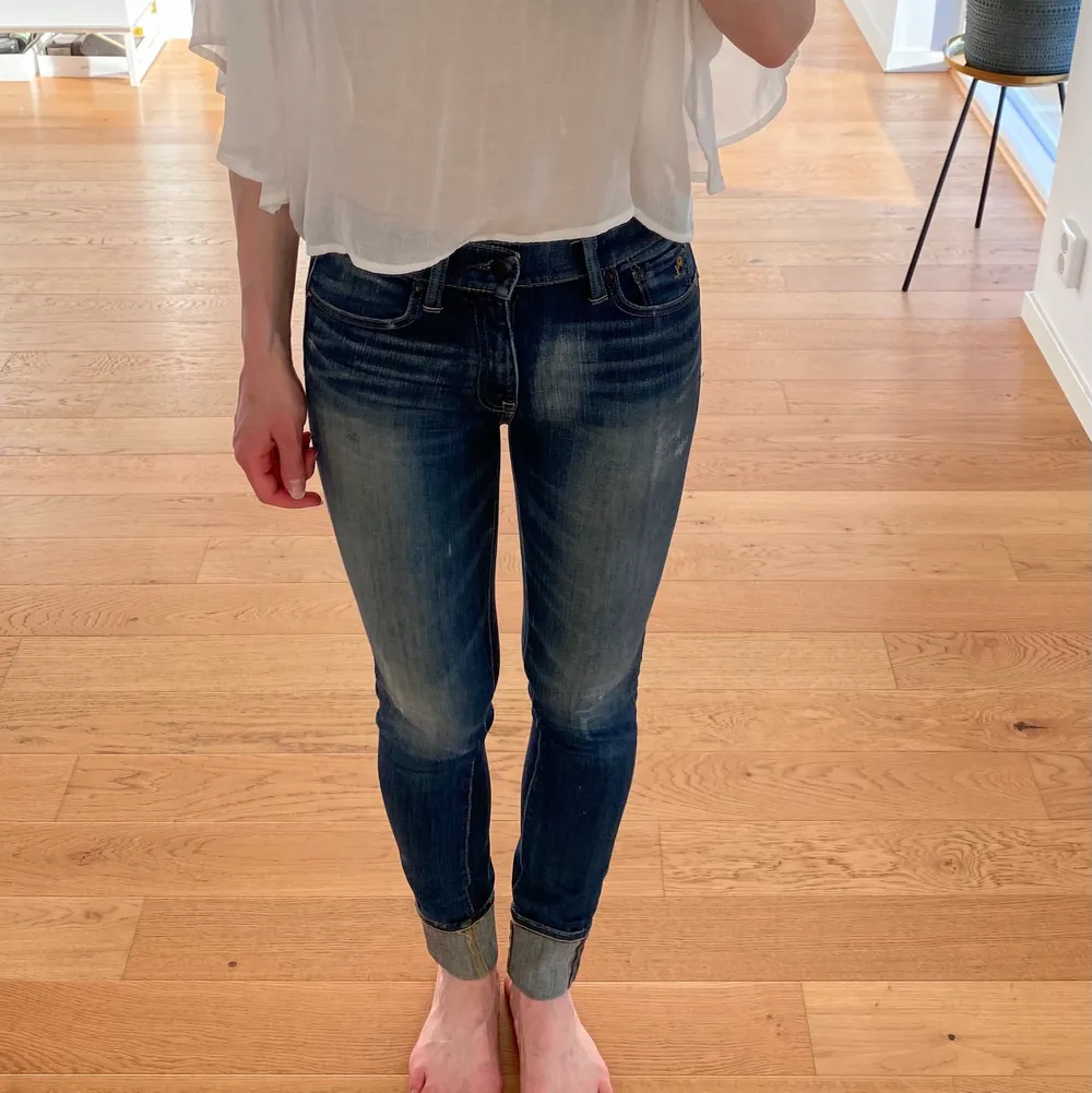 Jeans från Ralph Lauren i modellen ”High Rise Tompkins Skinny” som tyvärr har blivit för små för mig. Det står inte vilken storlek de är men skulle säga att de passar någon med storlek 34 eller 32. Det är jag som har vikt upp jeansen i nedkanten så de går absolut att vika ner om man vill ha dem längre. Frakt tillkommer✨. Jeans & Byxor.