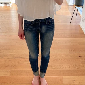 Ralph Lauren Jeans - Jeans från Ralph Lauren i modellen ”High Rise Tompkins Skinny” som tyvärr har blivit för små för mig. Det står inte vilken storlek de är men skulle säga att de passar någon med storlek 34 eller 32. Det är jag som har vikt upp jeansen i nedkanten så de går absolut att vika ner om man vill ha dem längre. Frakt tillkommer✨