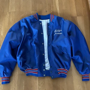 VARSITY JACKA  - Jag älskar denna jackan jag tycker den är så cool. Köpte den på  en butik här i Göteborg som heter Broadway and sons. Sjukt snygg jacka verkligen men ska sälja den pågrund av att jag tycker den är för stor för mig. Den är oversized i storleken men skulle säga att den skulle passa folk i storlek mellan S-Xl. Den har lite tjockare material inuti jackan också. På baksidan är de ett skitsnyggt tryck men som är lite slitet och har varit de sedan ja köpte den. Användt cirka 5gånger