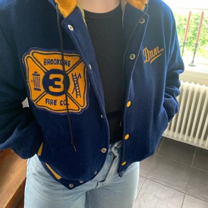 Vintage jacka - Vintage jacka från ett vintage konto på instagram, nypris 600kr. Finns fickor,går att knäppa och även öppna luvan. Den är xs/s men passar M 