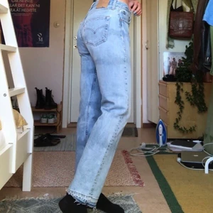 Levis 501 - Ett par klassiska levis 501 i en skitsnygg tvätt! Ursprunligen L30 men jag har lagt ner de (jag är 171 cm som referens)❤️ De är lite acid washed! W31 men gamla levis är ca 2-3 strl mindre så sitter bra på mig som vanligtvis bär W28 men även skitsnygga lite oversized och low waist på mindre storlekar☺️💓