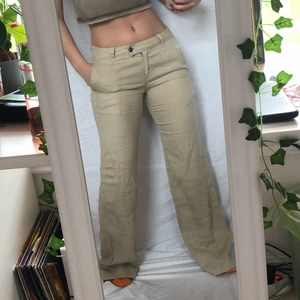 Calvin Klein linne byxor  - Unika linne byxor från Calvin Klein! W29 L35. Jag på bilden är 170 lång och de går ner i marken på mig. Inga defekter. Gott skick. Vintage fynd! Köpare står för frakt. Köp direkt för 500kr