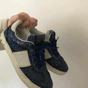 VALENTINO ROCKSTUD - As balla Valentino Rockstud glitter sneakers! Kommer med låda. Har inte använt dom mycket allt, Max 5 gånger eftersom jag inte tycker att dom passar mig. Priset kan diskuteras vid snabb affär. Detta är redan ett jättebra pris! Mest på grund av att några nitar trillat av där bak men går att sätta dit igen med lim. 